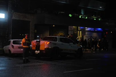 CAXIAS DO SUL, RS, BRASIL, 03/09/2022 - Ações de policiamento e fiscalização de trânsito buscam minimizar baderna na região da estação férrea, no bairro São Pelegrino. Na madrugada de sexta para sábado foram recolhidos ao guincho os veículos estacionados em local proibido. (Marcelo Casagrande/Agência RBS)<!-- NICAID(15196047) -->