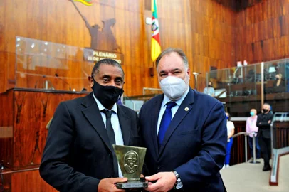Elvino Santos é homenageado na AL por trabalho na valorização da cultura negra em Caxias<!-- NICAID(14944187) -->