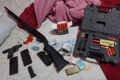 Polícia Civil / Divulgação Armamento preso com a quadrilha numa das ações recente do Departamento Estadual de Prevenção e Repressão ao Narcotráfico (Denarc), da Polícia Civil