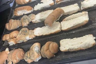 Ministério Público do Rio Grande Sul / Divulgação Agentes da força-tarefa do Programa Segurança dos Alimentos, coordenada pelo Ministério Público do Rio Grande do Sul (MPRS), realizaram operação de fiscalização nesta quarta-feira, 13 de maio, em três mercados, que resultou na apreensão de cerca de 5 toneladas de produtos impróprios para o consumo em Ijuí. Um dos estabelecimentos teve interdição total e seu proprietário foi preso por crime contra as relações de consumo.<!-- NICAID(16284925) -->