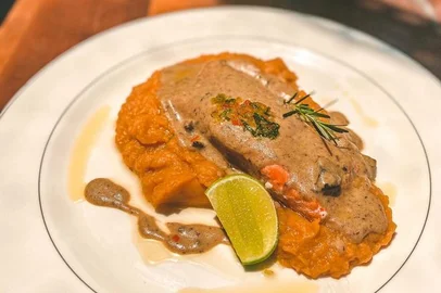 divertido resto party bar , almoço , salmão , peixe , salada , destemperados<!-- NICAID(15003727) -->