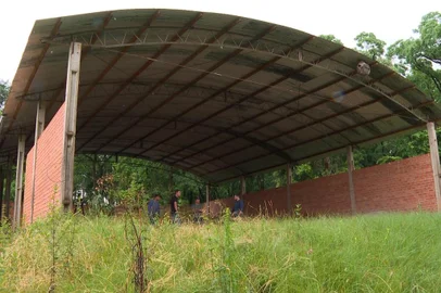 Golpistas tentam vender telhado de salão de comunidade rural de Passo Fundo<!-- NICAID(15613027) -->