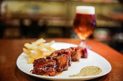 PORTO ALEGRE, RS, BRASIL, 05/09/2019:  Caderno Destemperados - Receitas com cerveja   (Foto: Omar Freitas / Agência RBS)Indexador: NGS<!-- NICAID(14238850) -->