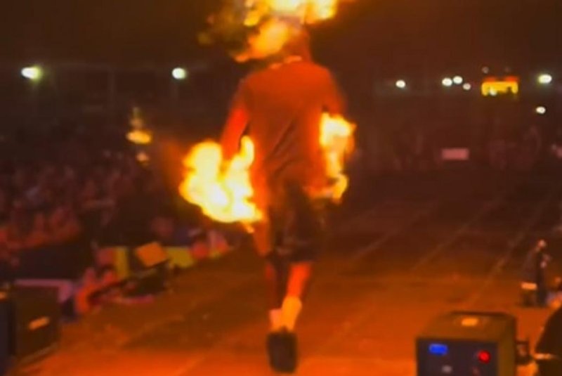 Roupa de Djonga pega fogo durante show com efeito pirotécnico<!-- NICAID(15603242) -->