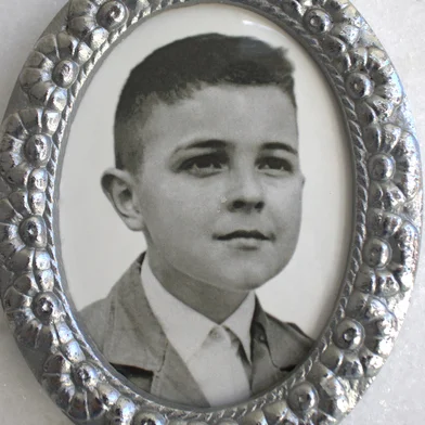 História do menino Geraldo Ceconi, que previu a própria morte em 1959, em Santa Lúcia do Piaí. Na foto: Imagem de Geraldo Ceconi no cemitério de Santa Lúcia do Piaí.<!-- NICAID(16048150) -->