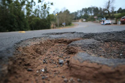 TAQUARA, RS, BRASIL, 14-08-2025: Trânsito. Problemas estruturais na RS 020, estrada que liga a Região Metropolitana à Serra, no trecho entre Gravataí e Taquara. Foto: Ronaldo Bernardi/Agência RBS<!-- NICAID(16101414) -->