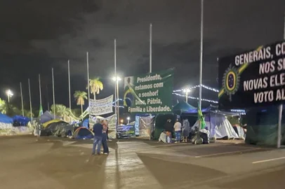 Uma imersão pelo QG bolsonarista na Praça dos Cristais<!-- NICAID(15315672) -->