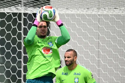 Brazil's goalkeeper #12 Weverton (L) takes part in a training session during the 2026 World Cup football tournament at Columbia Park Training Facility in Morristown, New Jersey, on June 11, 2026. (Photo by MAURO PIMENTEL / AFP)<!-- NICAID(16304389) -->