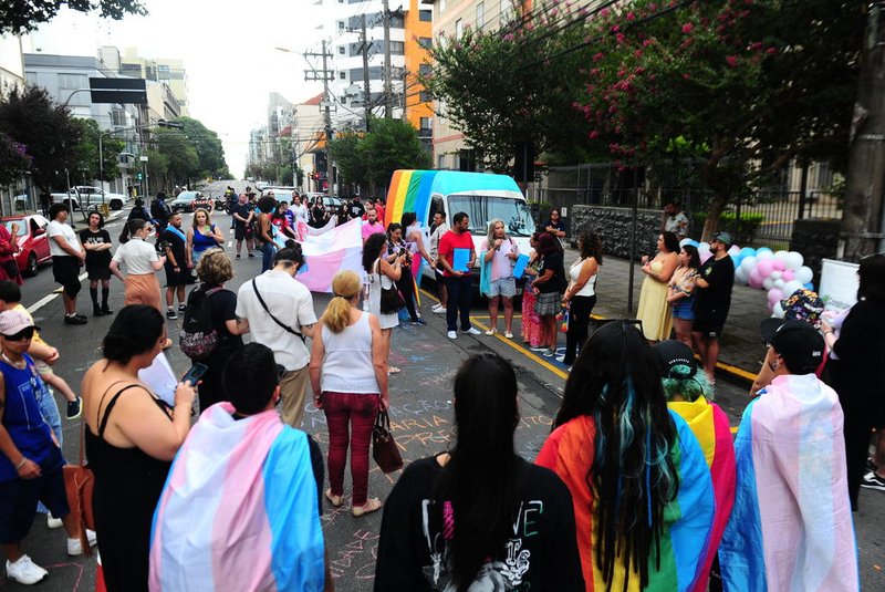 CAXIAS DO SUL, RS, BRASIL, 04/02/2024. A comunidade LGBTQIA+ se reuniu neste domingo (4) para, mais uma vez, levar conscientização às ruas e pedir o respeito que merecem. A 2ª Marcha do Orgulho Trans percorreu a rua Os Dezoito do Forte, no Centro, com destino à Estação Férrea, em São Pelegrino. (Porthus Junior/Agência RBS)<!-- NICAID(15669466) -->