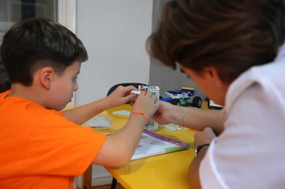 CAXIAS DO SUL, RS, BRASIL, 07/04/2026. Apoio escolar em Caxias do Sul passa a contar com instituições especializadas. Ao mesmo tempo, professores seguem com as tradicionais aulas particulares, especialmente em matérias como matemática e português. Na foto: João Vicente Adami Tomazi. (Ariéli Ziegler/Agência RBS)Indexador: Arieli Ziegler<!-- NICAID(16260572) -->