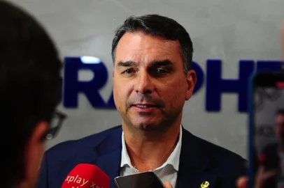 CAXIAS DO SUL, RS, BRASIL, 18/04/2024. Senador Flávio Bolsonaro (PL-RJ) visita UCSGraphene, em Caxias do Sul. Ele esteve acompanhado do reitor da Universidade de Caxias do Sul, Gelson Leonardo Rech, professor coordenador do UCS Graphene, Diego Piazza, e Pró-reitora de Inovação e Desenvolvimento Tecnológico, Neide Pessin. (Porthus Junior/Agência RBS)<!-- NICAID(15738936) -->