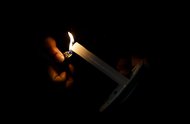 Porto Alegre, RS, Brasil, 19-10-2021: Mulher abrigada acende uma vela na Casa de Mulheres Mirabal, que abriga mulheres e criancas em situacao de risco na zona norte.  A ocupacao esta sem energia eletrica desde o inicio de setembro, por causa de corte da CEEE devido a pagamentos atrasados da epoca em que uma escola estadual funcionava naquele espaco. (Foto: Mateus Bruxel / Agencia RBS)Indexador: Mateus Bruxel<!-- NICAID(14919048) -->