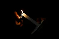 Porto Alegre, RS, Brasil, 19-10-2021: Mulher abrigada acende uma vela na Casa de Mulheres Mirabal, que abriga mulheres e criancas em situacao de risco na zona norte.  A ocupacao esta sem energia eletrica desde o inicio de setembro, por causa de corte da CEEE devido a pagamentos atrasados da epoca em que uma escola estadual funcionava naquele espaco. (Foto: Mateus Bruxel / Agencia RBS)Indexador: Mateus Bruxel<!-- NICAID(14919048) -->