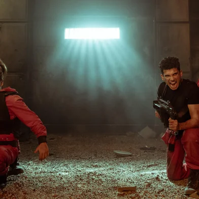 LA CASA DE PAPEL (L to R) RODRIGO DE LA SERNA as PALERMO, ITZIAR ITUÃO as LISBOA, JAIME LORENTE as DENVER, BELÃN CUESTA as MANILA in episode 02 of LA CASA DE PAPEL. Cr. TAMARA ARRANZ/NETFLIX Â© 2020<!-- NICAID(14878784) -->