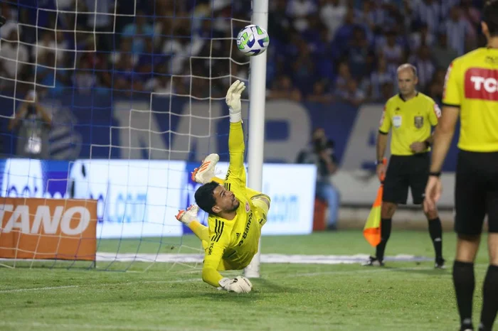 Keiller De quase vilão a herói, Keiller viveu uma noite típica de goleiro na ...