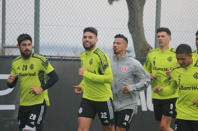 Bruno Méndez, Yuri Alberto e Rodrigo Lindoso em treino do Internacional.Foto: Ricardo Duarte/Internacional SC/Divulgação<!-- NICAID(14859373) -->