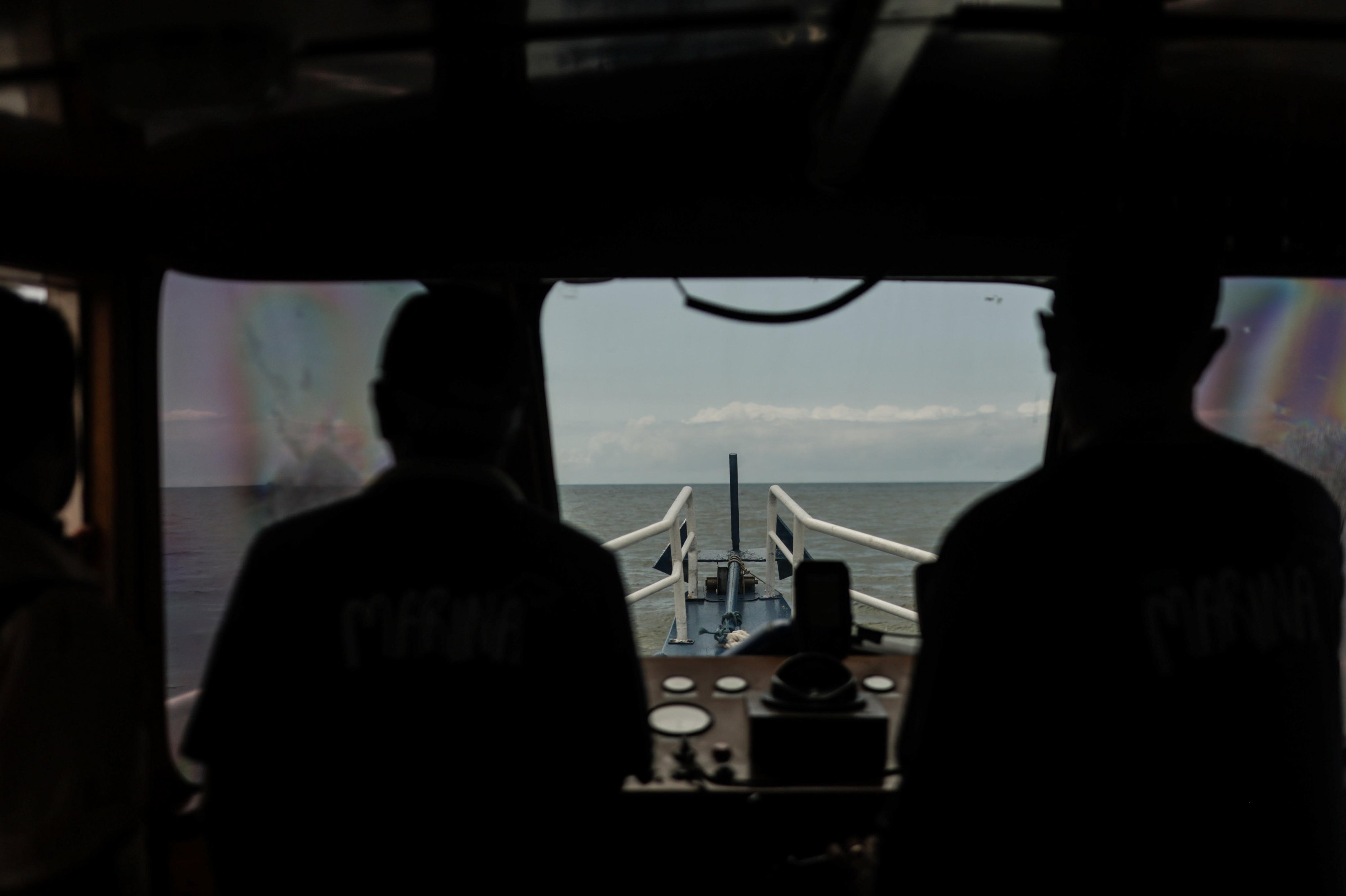 No balan&ccedil;o do mar: passeio de barco percorre a costa de Torres; veja v&iacute;deo