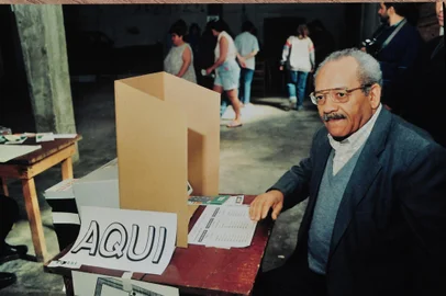 CAXIAS DO SUL, RR, BRASIL (17/09/2016) Urna Eletrônica em 1996. Ministro Paulo Roberto da Costa  Leite acompanha a histórica simulação eleitoral  da urna eletrônica em Caxias do Sul, em 18 de agosto de 1996. NA FOTO, Tupinambá M. Castro do Nascimento, presidente do Tribunal Regional Eleitora.  nº 23075-  (Roni Rigon/Pioneiro).<!-- NICAID(12447339) -->