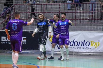 O BGF/AAPF superou a SER Santiago, por 7 a 4, e garantiu a vantagem para a partida de volta da semifinal da Série Ouro 2023. O jogo de ida ocorreu na noite deste sábado (18), no Ginásio Municipal Darcy Pozza, em Bento Gonçalves. <!-- NICAID(15602084) -->