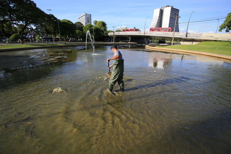 PORTO ALEGRE, RS, BRASIL, 12/01/2024-Limpeza e remoção dos peixes no espelho d'água do Largo dos Açorianos. Foto: Ronaldo Bernardi / Agencia RBS<!-- NICAID(15648431) -->