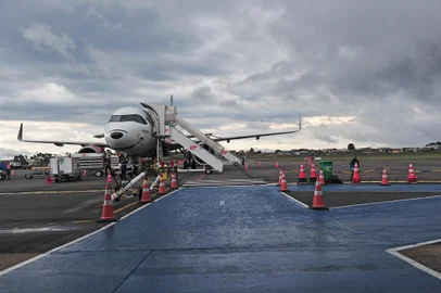 CAXIAS DO SUL, RS, BRASIL, 18/06/2024. Aeroporto Regional Hugo Cantergiani - Governador Eduardo Leite confirma liberação imediata de cerca de R$ 14 milhões para obras no aeroporto de Caxias. Recursos são necessários para correções de infraestrutura e melhorias para atender a demanda com o fechamento do aeroporto Salgado Filho. Na foto, movimento no aeroporto. (Porthus Junior/Agência RBS)Indexador: NEIMAR DE CESERO                <!-- NICAID(15792315) -->