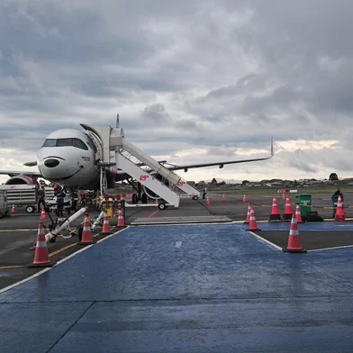 CAXIAS DO SUL, RS, BRASIL, 18/06/2024. Aeroporto Regional Hugo Cantergiani - Governador Eduardo Leite confirma liberação imediata de cerca de R$ 14 milhões para obras no aeroporto de Caxias. Recursos são necessários para correções de infraestrutura e melhorias para atender a demanda com o fechamento do aeroporto Salgado Filho. Na foto, movimento no aeroporto. (Porthus Junior/Agência RBS)Indexador: NEIMAR DE CESERO                <!-- NICAID(15792315) -->