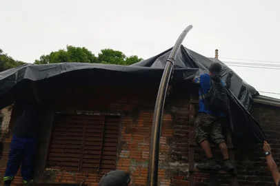 Temporal provoca destelhamentos e queda de árvores em São Borja<!-- NICAID(15960301) -->