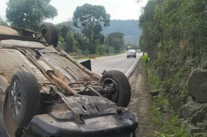 Capotamento na ERS-122, em Caxias do Sul. Sentido Caxias-Flores.<!-- NICAID(15144982) -->