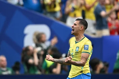 Brazil's midfielder #08 Bruno Guimaraes celebrates his team's second goal during the 2026 World Cup round of 32 football match between Brazil and Japan at the Houston Stadium in Houston on June 29, 2026.  (Photo by RONALDO SCHEMIDT / AFP)Editoria: SPOLocal: HoustonIndexador: RONALDO SCHEMIDTSecao: soccerFonte: AFPFotógrafo: STF<!-- NICAID(16316528) -->