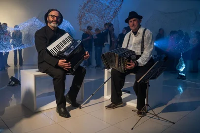 Rafael De Boni e o seu Wilson Schaefer fizeram a trilha da abertura da exposição da Cristina Lisot e estarão juntos na quinta temporada da série Causos e Gaitas, que está em fase de produção.<!-- NICAID(15478377) -->