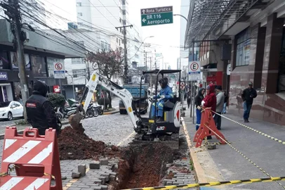 Avenida Júlio de Castilhos, próximo aos Camelôs de Caxias do Sul, está bloqueada para obras <!-- NICAID(15484386) -->