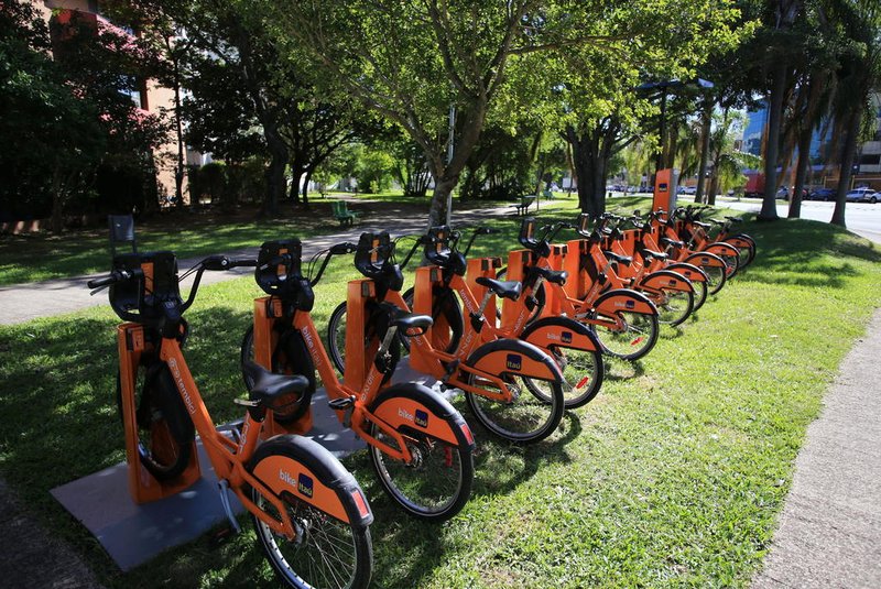 PORTO ALEGRE,RS,BRASIL.2023.04,01.Para comemorar aniversáriode 251 anos de Porto Alegre.prefeitura e a empresa Tembeci  , reponsavel pela Bike Poa Itaú  de biciclets de aluguel de Porto Alegre, iniciara implantaçãode mais 18 estações de bicicletas compartilhadas.N afoto.Rua Praia de Belas..(RONALDO BERNARDI/AGENCIA RBS).<!-- NICAID(15391835) -->