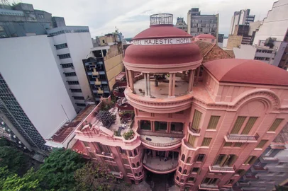 PORTO ALEGRE, RS, BRASIL, 01-12-2014 : Casa de Cultura Mario Quintana está livre das telas e dos tapumes que, por mais de um ano, esconderam a beleza de sua arquitetura. Foram 18 meses dedicados a restaurar as fachadas e a cobertura do antigo Hotel Majestic. A obra custou R$ 4 milhões, bancados pelo Banrisul, por meio da Lei Rouanet. (Foto: OMAR FREITAS/Agência RBS, Editoria Sua Vida)<!-- NICAID(11026122) -->