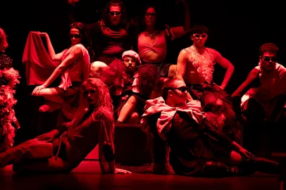 Caxias do Sul recebe, no dia 30 de maio, mais uma atração do circuito nacional do Palco Giratório, projeto do Sesc reconhecido como a maior iniciativa de circulação de artes cênicas do Brasil. Às 20h, o Teatro do Sesc Caxias do Sul será palco do espetáculo de dança Peça Única, da companhia sul-mato-grossense House of Hands Up. Os ingressos estão disponíveis a partir de R$15 no SAC e pelo site www.sesc-rs.com.br/espetaculosculturais.<!-- NICAID(16294411) -->