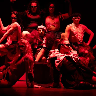 Caxias do Sul recebe, no dia 30 de maio, mais uma atração do circuito nacional do Palco Giratório, projeto do Sesc reconhecido como a maior iniciativa de circulação de artes cênicas do Brasil. Às 20h, o Teatro do Sesc Caxias do Sul será palco do espetáculo de dança Peça Única, da companhia sul-mato-grossense House of Hands Up. Os ingressos estão disponíveis a partir de R$15 no SAC e pelo site www.sesc-rs.com.br/espetaculosculturais.<!-- NICAID(16294411) -->