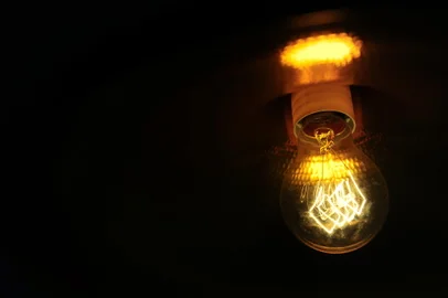 CAXIAS DO SUL, RS, BRASIL, 30/06/2021. Os reajustes nas contas de luz afetam o bolso do consumidor. Nesta semana, a Agência Nacional de Energia Elétrica (Aneel) aprovou o reajuste na bandeira tarifária vermelha patamar 2 — esse adicional é aplicado por causa do aumento do custo de produção de energia. A cobrança extra passou de R$ 6,24 para R$ 9,49 a cada 100 kWh consumidos, uma alta de 52%. (Porthus Junior/Agência RBS)<!-- NICAID(14822395) -->