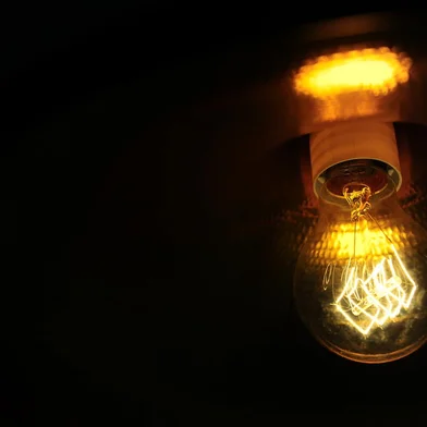 CAXIAS DO SUL, RS, BRASIL, 30/06/2021. Os reajustes nas contas de luz afetam o bolso do consumidor. Nesta semana, a Agência Nacional de Energia Elétrica (Aneel) aprovou o reajuste na bandeira tarifária vermelha patamar 2 — esse adicional é aplicado por causa do aumento do custo de produção de energia. A cobrança extra passou de R$ 6,24 para R$ 9,49 a cada 100 kWh consumidos, uma alta de 52%. (Porthus Junior/Agência RBS)<!-- NICAID(14822395) -->