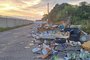 Descarte irregular de lixo provoca bloqueio em rua na zona norte de Porto Alegre<!-- NICAID(15709588) -->
