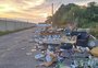 Descarte irregular de lixo provoca bloqueio em rua na zona norte de Porto Alegre