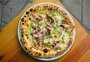 O que é a "pizza branca"? Receita romana ganha versão sazonal em pizzaria premiada de Porto Alegre