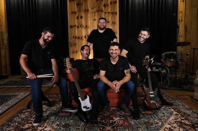 A Praça CEU, em Bento Gonçalves, será a primeira oportunidade para os fãs da Malvina’s Rock conhecerem as músicas inéditas do álbum "Andarilho". As oito faixas estão sendo gravadas em um projeto financiado pelo Fundo Municipal de Cultura do município. Às 17h deste domingo (22), os músicos tocarão um set list que une as canções novas a outras composições. Esse será o primeiro de dois shows de contrapartida do projeto. No segundo, em abril, serão lançados também dois clipes.<!-- NICAID(16226862) -->