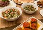 Tradicional restaurante de Porto Alegre oferece banquete árabe com direito a hummus, coalhada e babaganush