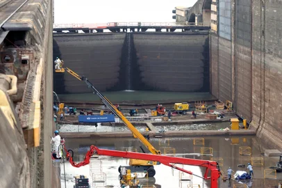 Maintainance works are being carried out at Panama Canal's Pedro Miguel Locks in Paraiso, near Panama City, on May 12, 2023. "These locks of the Panama Canal have been in operation for more than 100 years and our maintenance plan is defined to extend their life and have locks for another 100 years," Miguel Lorenzo, vice president of Infrastructure and Engineering for the canal, told AFP. Some six percent of global maritime shipping passes through the canal that links the Atlantic and Pacific oceans, mostly from the United States, China and Japan. (Photo by Gabriel Rodriguez / AFP)<!-- NICAID(15428997) -->