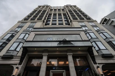 BRB: banco opera normalmente, nenhuma prisão foi feita e afastamento de presidente é temporárioSP - OPERAÇÃO COMPLIANCE ZERO/PF/BANCO MASTER/BRB/PRESIDENTE/AFASTAMENTO - ECONOMIA - Fachada do Banco Master na cidade de Ssão Paulo, nesta terça-feira, 18 de novembro   de 2025. O Banco de Brasília (BRB) enviou nota à Broadcast informando que nenhuma   prisão foi realizada na manhã desta terça-feira, 18, envolvendo funcionários da   instituição. "A decisão judicial que orienta a atuação da Polícia Federal nas   dependências do Banco determina, exclusivamente, o afastamento temporário do   presidente e do diretor financeiro pelo prazo de 60 dias", trouxe o comunicado.   18/11/2025 - Foto: WERTHER SANTANA/ESTADÃO CONTEÚDOEditoria: ECONOMIALocal: SÃO PAULOIndexador: WERTHER SANTANAFotógrafo: ESTADÃO CONTEÚDO<!-- NICAID(16169433) -->