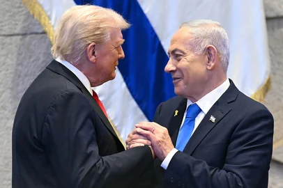 US President Donald Trump (L) holds hands and speaks with Israeli Prime Minister Benjamin Netanyahu at the Israeli parliament, the Knesset, in Jerusalem on October 13, 2025. Hamas handed over the 20 surviving Israeli hostages on October 13 under a ceasefire agreement, as the US President and other world leaders geared up for a summit on Gaza. The releases are part of a ceasefire agreement brokered by the US President, with Israel due in return to free nearly 2,000 detainees held in its jails in exchange. (Photo by SAUL LOEB / POOL / AFP)Editoria: WARLocal: JerusalemIndexador: SAUL LOEBSecao: diplomacyFonte: POOLFotógrafo: STF<!-- NICAID(16144666) -->