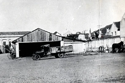 Pátio da sede do DMLU, na Azenha, no século 20. Até 1925, quando chegaram os primeiros caminhões. <!-- NICAID(16186750) -->