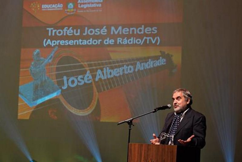 Zé Alberto Andrade é premiado com troféu José Mendes, destinado a apresentadores de rádio e TV de programa regionalista<!-- NICAID(15618185) -->
