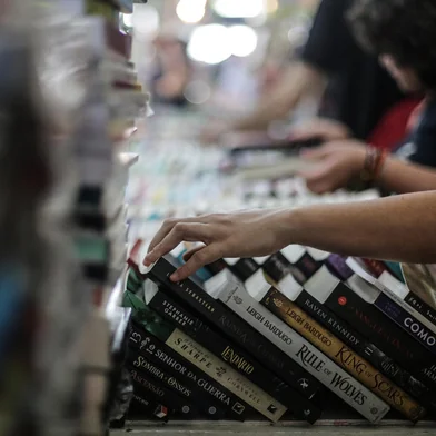 PORTO ALEGRE, RS, BRASIL - 2023.11.05 - Domingo de bastante movimento na 69ª Feira do Livro de Porto Alegre<!-- NICAID(15588530) -->