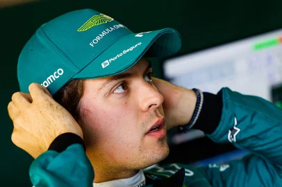Felipe Drugovich se prepara para pilotar em teste pela Aston Martin F1 Team<!-- NICAID(15524888) -->