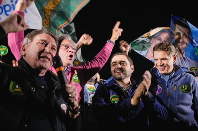 Caminhadas, carreatas, bandeiraços e adesivaços ao redor do Estado marcaram o "dia do 15", nesta terça-feira, data usada pelo MDB para uma mobilização coordenada de campanha em alusão ao número da legenda. Em Porto Alegre, no Largo dos Açorianos, o candidato a governador do partido, Gabriel Souza, conduziu um ato ao lado de Germano Rigotto, que concorre ao Senado, e aliados do PSD, como seu vice, Ernani Polo, o deputado Frederico Antunes, que também disputa o Senado, e o governador Eduardo Leite.<!-- NICAID(16366570) -->